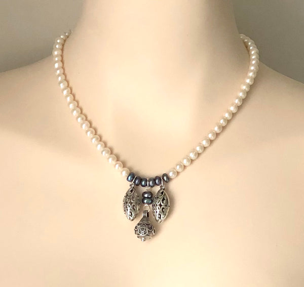 Silver pendant pearl necklace
